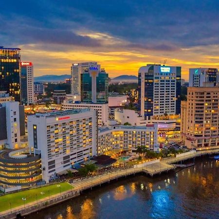 Riverbank Suites Waterfront 쿠칭 외부 사진